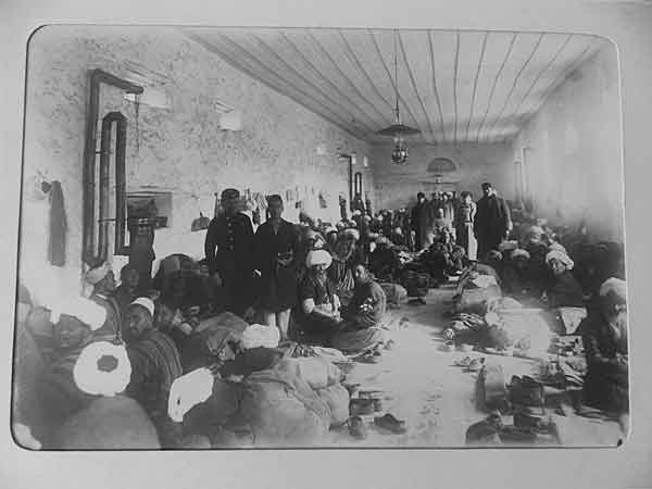 Паломники в помещении феодосийского карантина, фото из альбома 1907 года