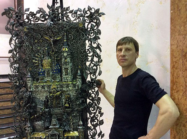 Юрий Ларионов у своей работый